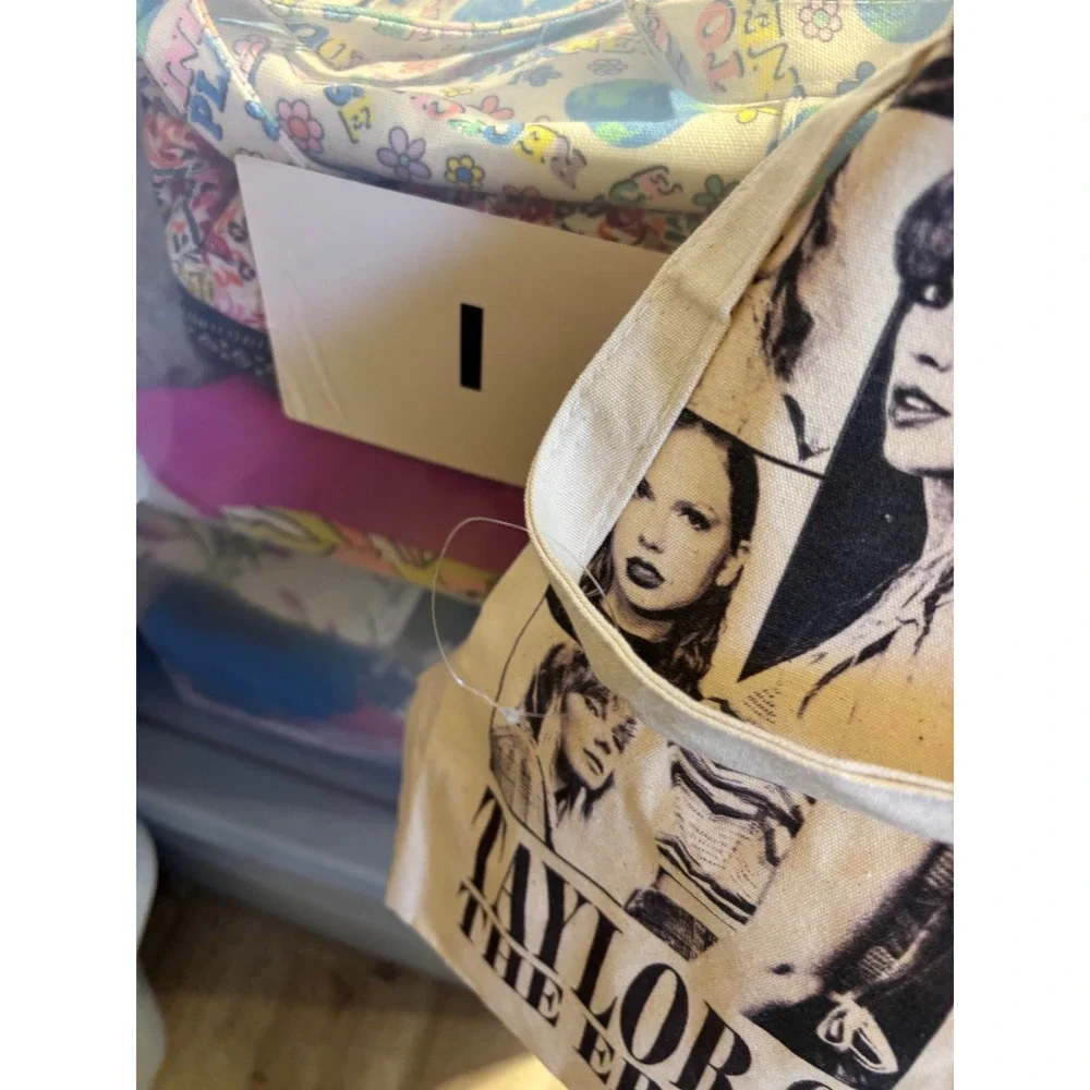 Taylor Swift size titles cream
